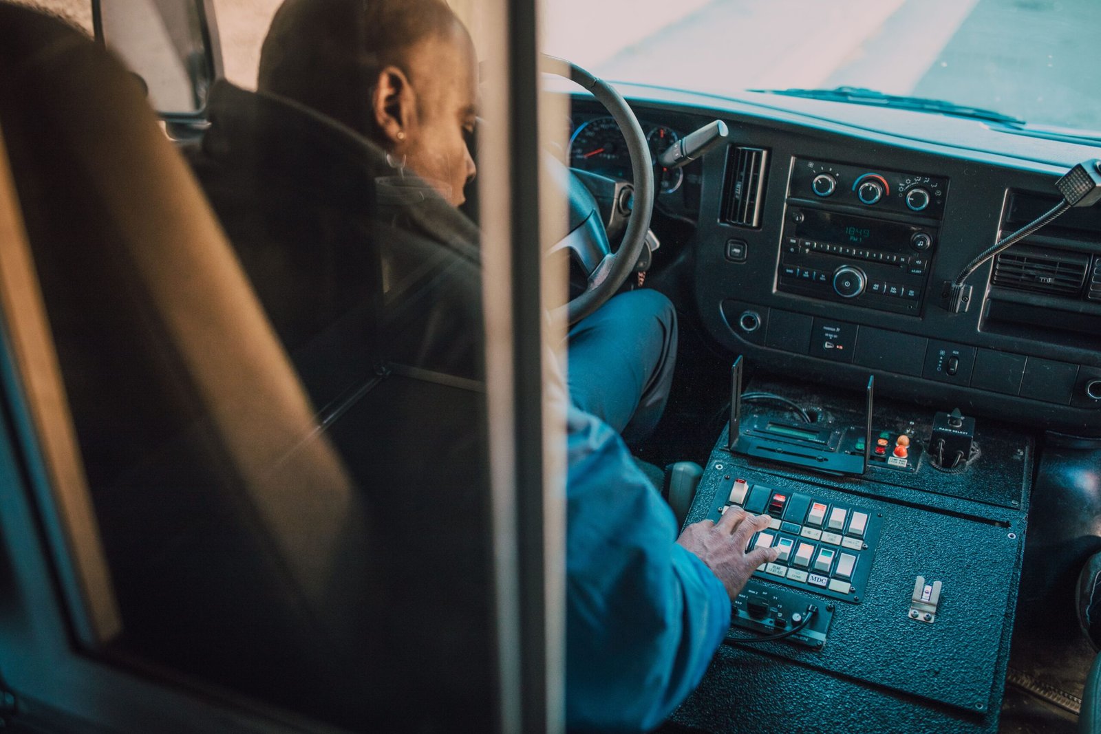 Operador de transporte junto a su unidad